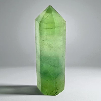 Кристалл зелёного кварца в форме башни (полированный, 7.5 см)