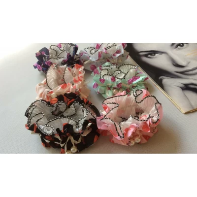 Резинка объемная,с жемчужной подвеской, диам 9 см