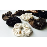 Резинка велюр, темные стразы, диам 14 см