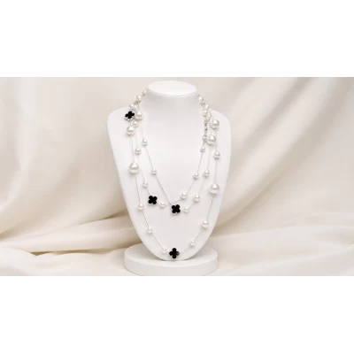 Изысканные бусы на серебристой цепочке, 170 см, с жемчужинами и брендовыми элементами Изысканные бусы на серебристой цепочке, 170 см, с жемчужинами и брендовыми элементами