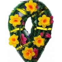 РИТУАЛЬНЫЙ ВЕНОК "КАПЛЯ БОЛЬШАЯ" С НАРЦИССАМИ 57х37 см