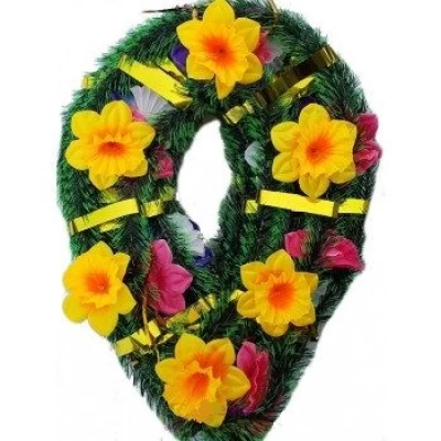 РИТУАЛЬНЫЙ ВЕНОК "КАПЛЯ БОЛЬШАЯ" С НАРЦИССАМИ 57х37 см