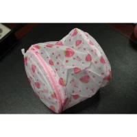 Сумка для стирки бюстгальтеров (тканевая в сеточку с пластиковыми основаниями) 15х15х15см