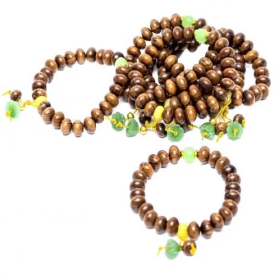 Браслет 016 из бусин на резинке с подвеской.