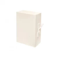 Подарункова коробка 28,2×20,2×9,2 см зі стрічкою WHITE HL-202