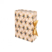 Подарункова коробка 28,2×20,2×9,2 см зі стрічкою та принтом LIGHT BROWN HL-213