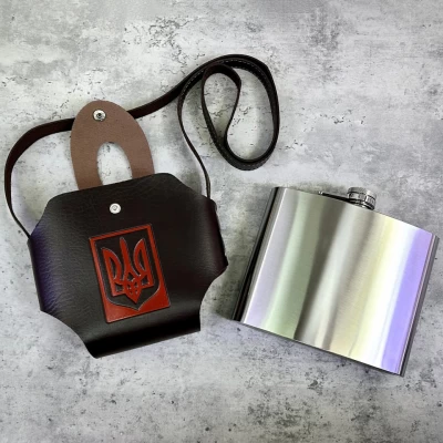 Фляга (1,4 л) из нержавеющей стали с кожаным чехлом с тиснением герба KPT-48 A