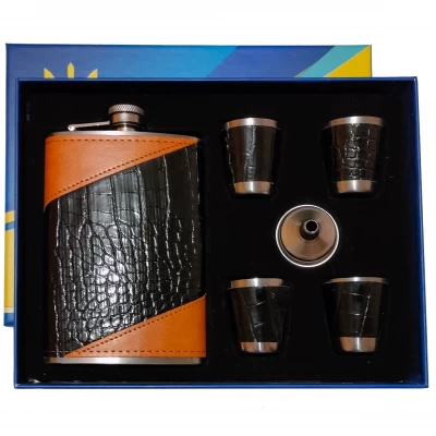 Подарочный набор фляга 9oz с рюмками в кожзаме (черно-коричневый) TZ-43 Подарочный набор фляга 9oz с рюмками в кожзаме (черно-коричневый) TZ-43