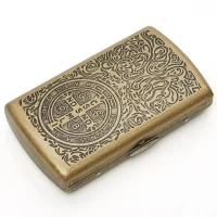 Винтажный портсигар с медалью Святого Бенедикта и декоративной гравировкой HL-754