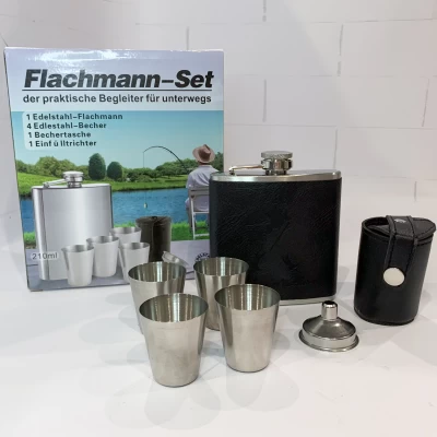 Подарочный набор Johnnie Walker с флягой и рюмками (210 мл) QK-3-4