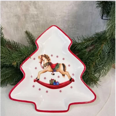 Керамическая тарелка(20*21см) в форме ёлочки  С Рождественским рисунком и символом  года Лошадка