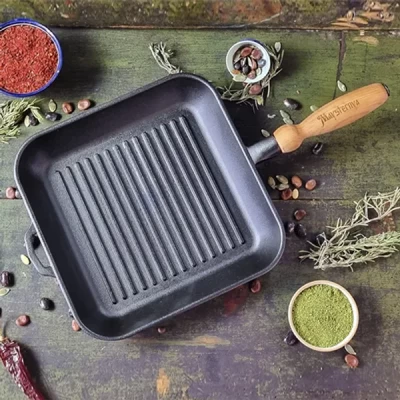 Сковорода чугунная гриль Maysternya 28х28см, глубина 4см с деревянной ручкой