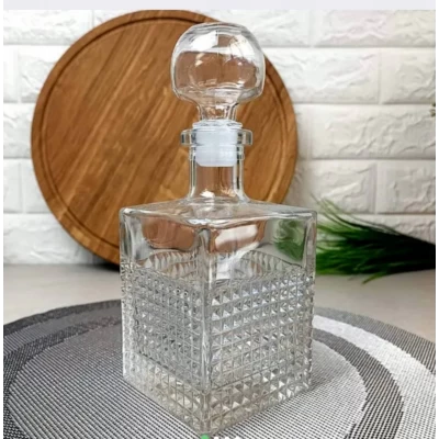 Стеклянный квадратный графин под спиртное (0,5л) резной