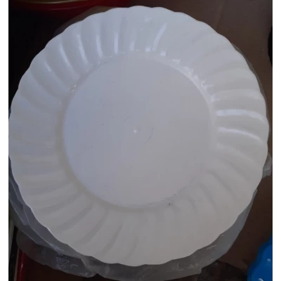 Тарелка белая диаметром 17,5 см Тарелка белая диаметром 17,5 см