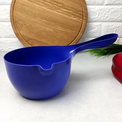 Пластиковый ковшик 1.25л