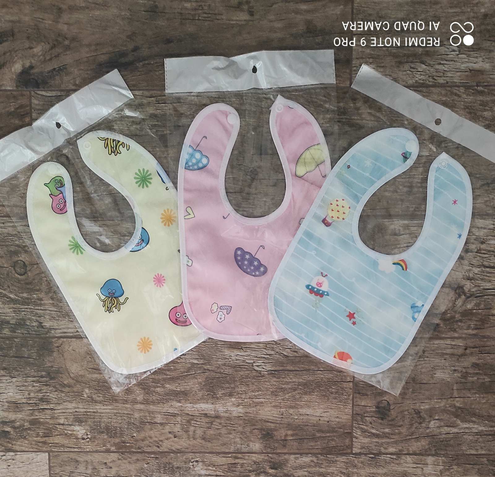 Слюнявчик двухслойный на кнопке Слюнявчик двухслойный на кнопке