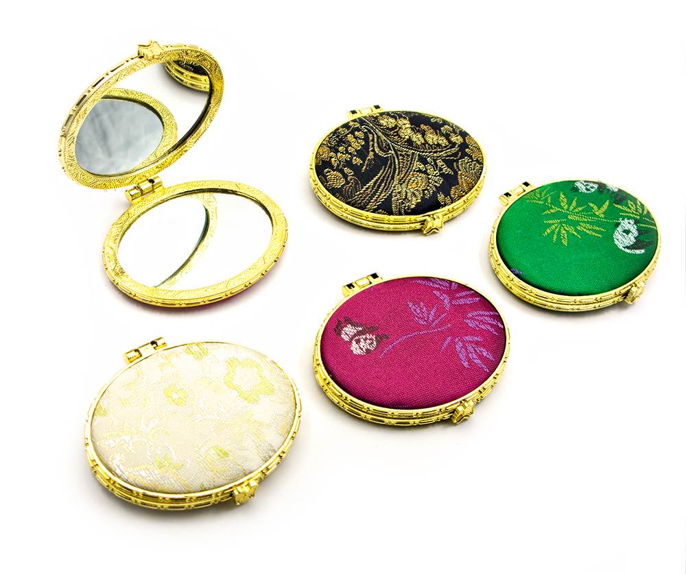 Зеркальце косметическое с вышивкой овальное (8х7 см) Зеркальце косметическое с вышивкой овальное (8х7 см) код 23953