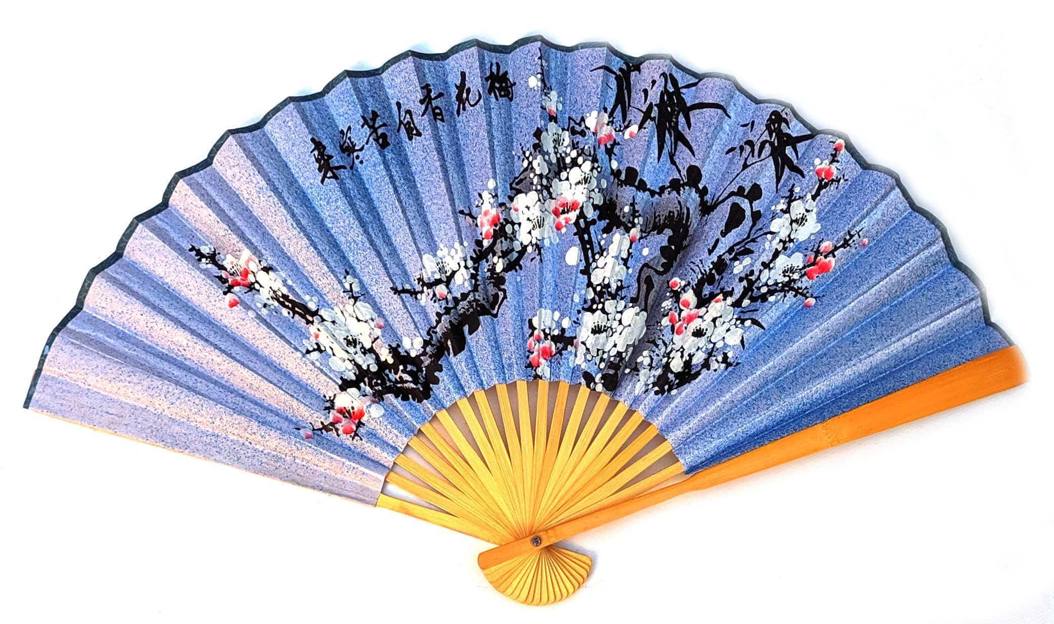 Веер бамбук с шелком Сакура на голубом фоне Веер бамбук с шелком Сакура на голубом фоне