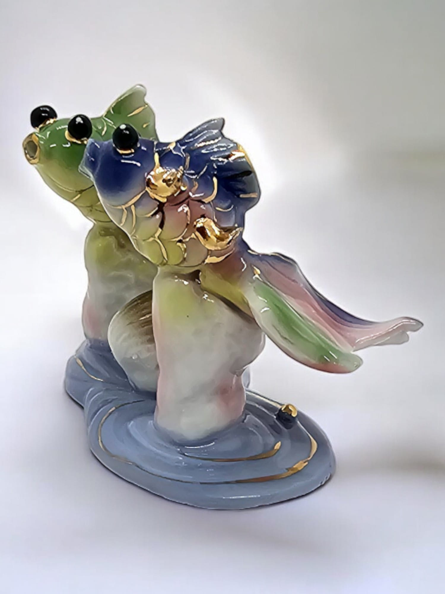 Статуэтка Золотые рыбки с ракушкой фарфор (10,5х7х5,5 см) Золотые рыбки фарфор (10,5х7х5,5 см)(YSAA-6845) код 26989