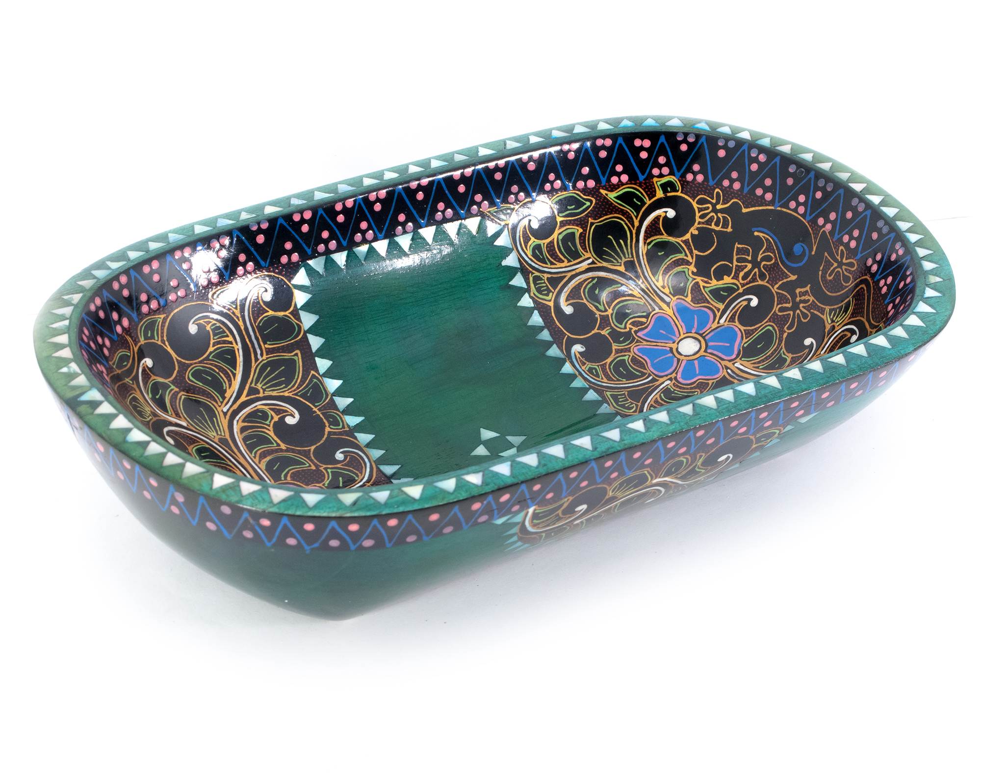 Братина из цельного дерева инкрустированная перламутром (25х15,5х5,5 см) Братина из цельного дерева инкрустированная перламутром (25х15,5х5,5 см)