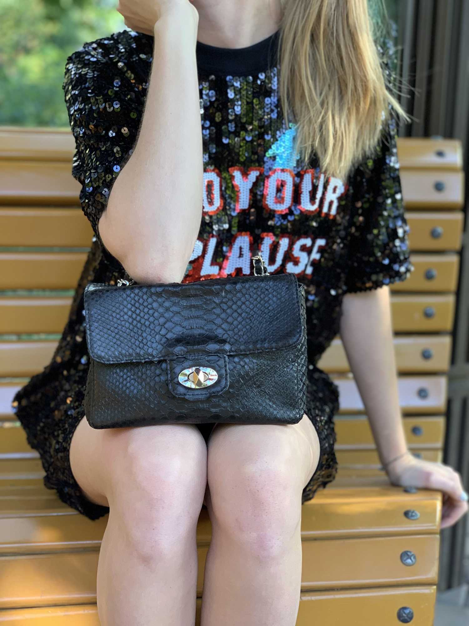 Сумочка из кожи питона (20х14х8 см) черная Сумочка из кожи питона (20х14х8 см) черная