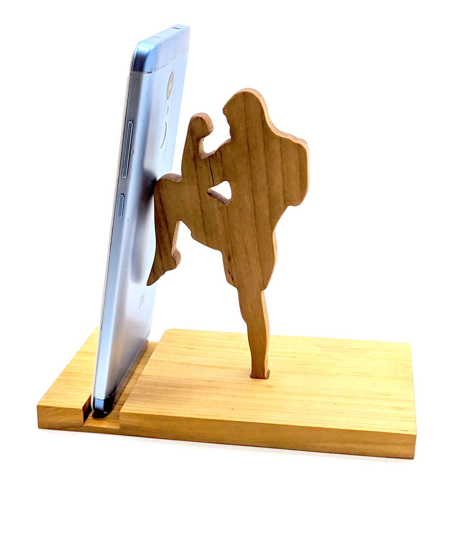 Подставка для телефона Муай Тай из ольхи покрыта льняным маслом и пчелиным воском(14х15х18 см) Подставка для телефона Муай Тай из ольхи покрыта льняным маслом и пчелиным воском(14х15х18 см)