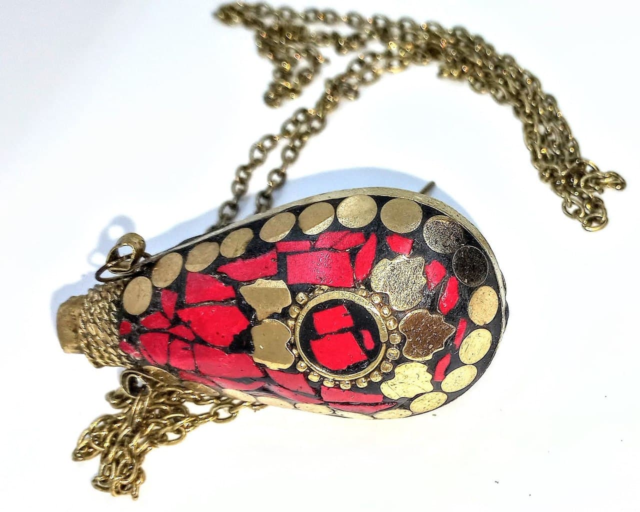 Аромакулон бронзовый инкрустирован латунью и кораллами (5,5х4,5х2 см) Аромакулон бронзовый инкрустирован латунью и кораллами (5,5х4,5х2 см)