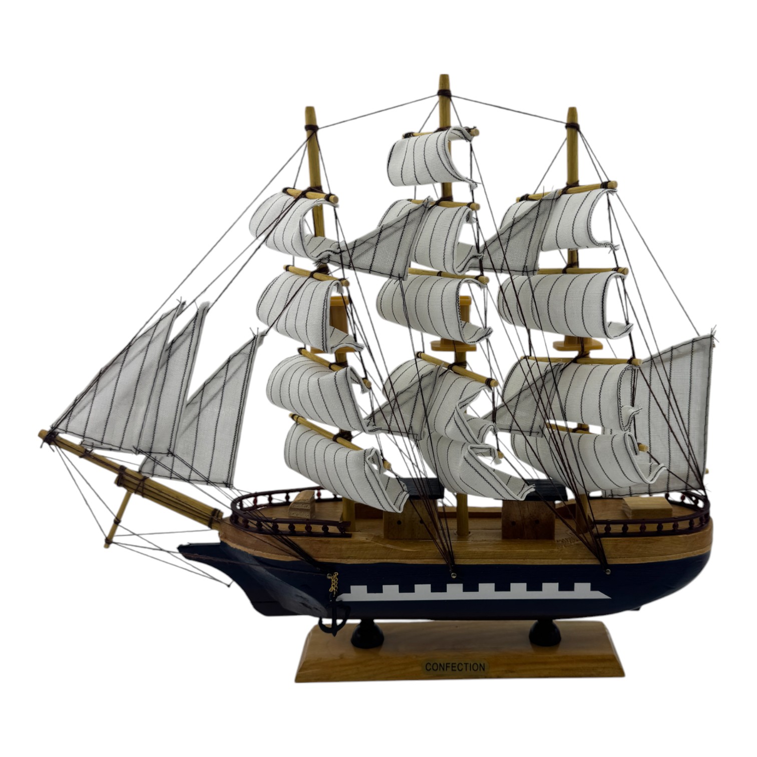 Модель парусника на подставке ( 40х34х6,5 см) Модель парусника на подставке ( 40х34х6,5 см)