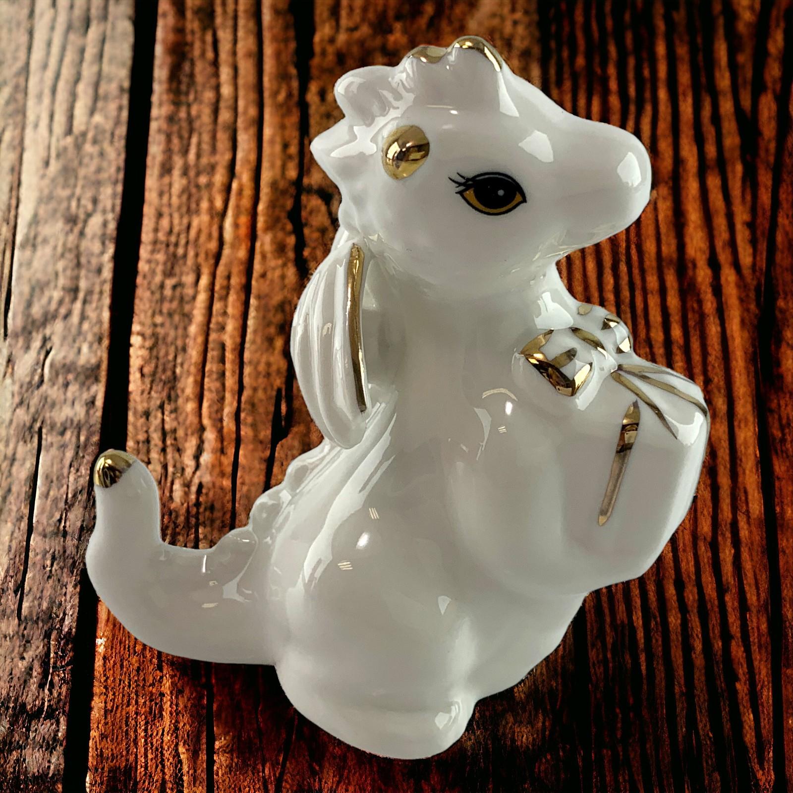 Дракон фарфор ( 8,9х 8,5х 4,7 см) Дракон фарфор ( 8,9х 8,5х 4,7 см)