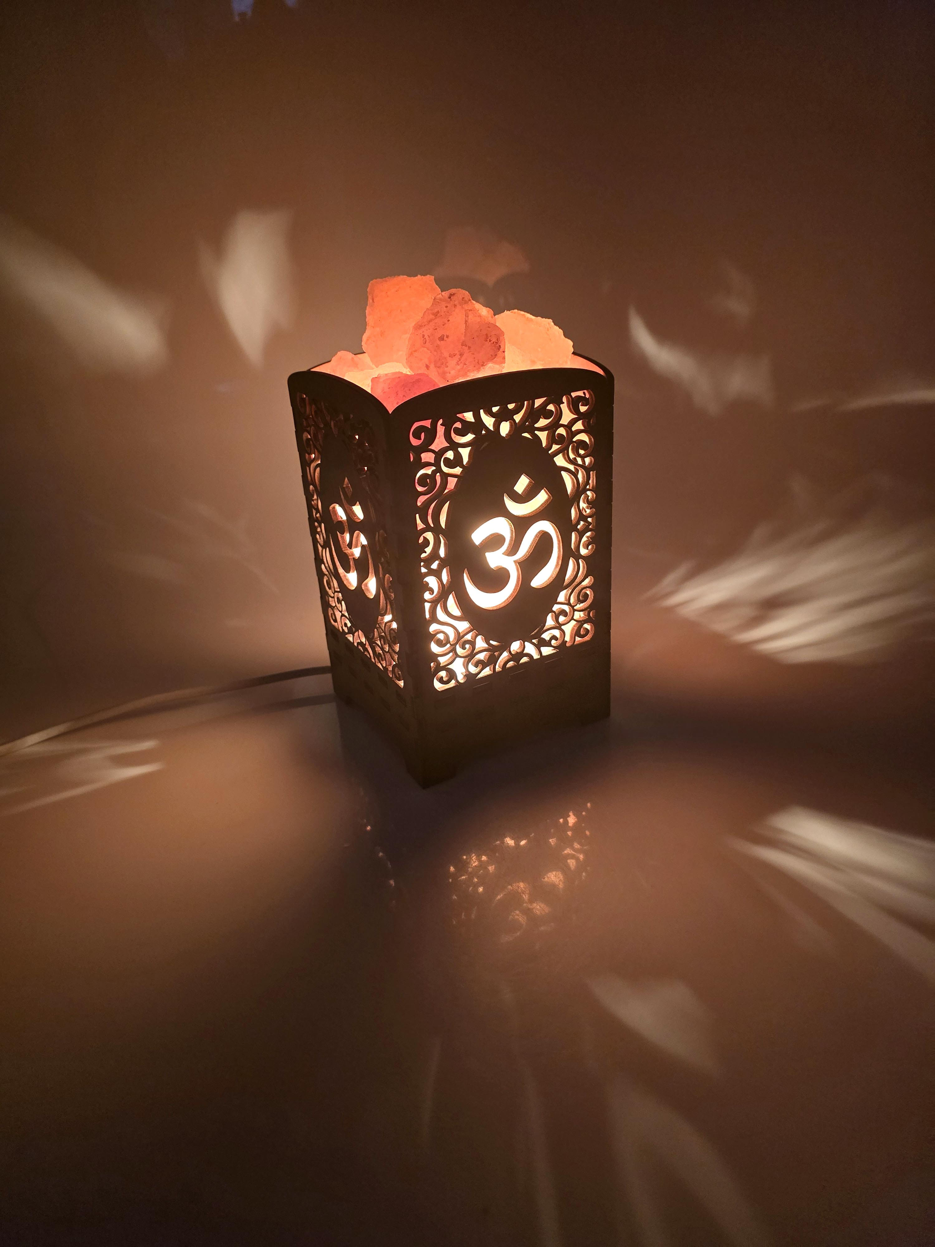 Соляная лампа из гималайской соли Сияющий ОМ (21х10,8х10,8 cм) Соляная лампа из гималайской соли Сияющий ОМ (21х10,8х10,8 cм)