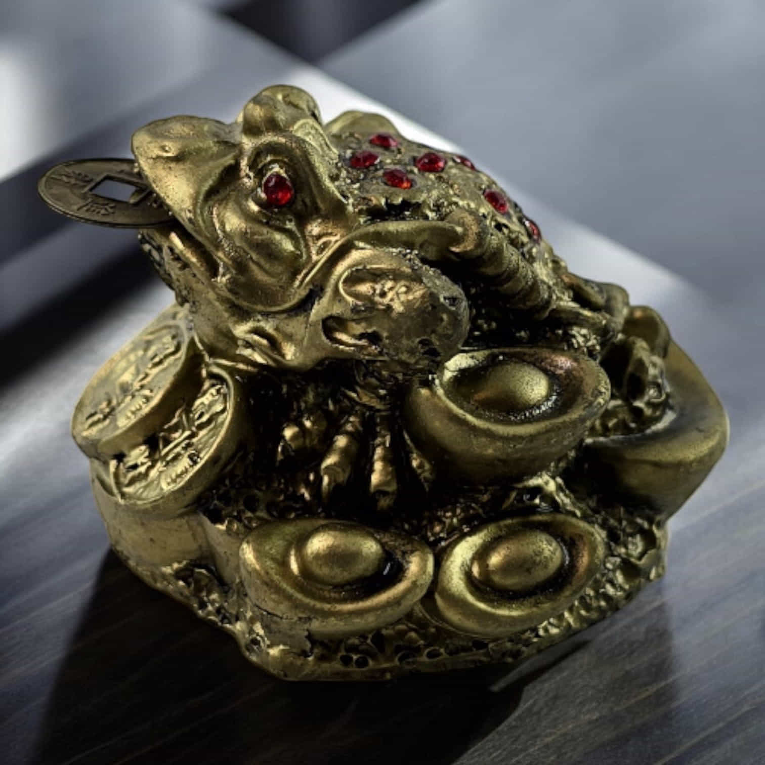 Жаба Фэн-Шуй для привлечения богатства с монетой (6х4х5 см) Жаба Фэн-Шуй для привлечения богатства с монетой (6х4х5 см)
