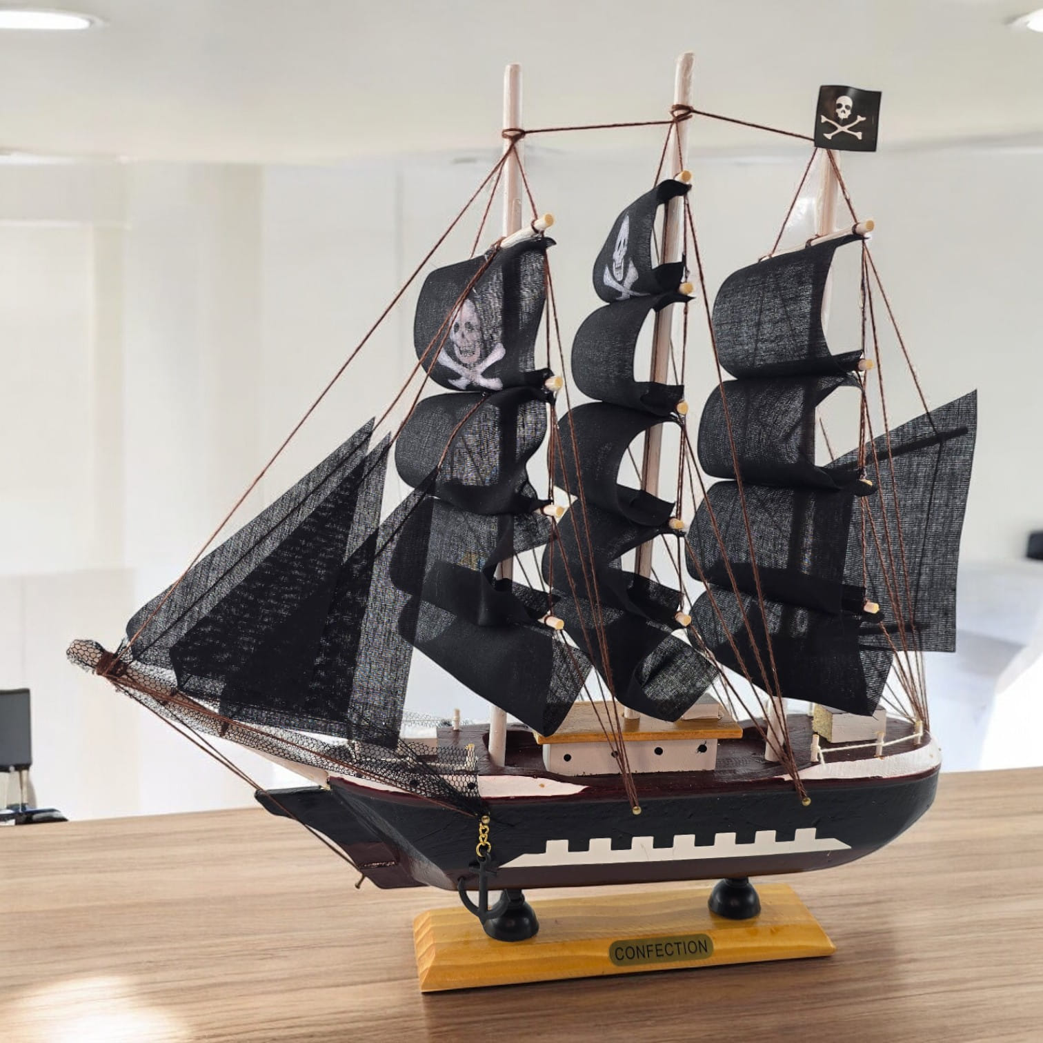 Модель парусника Черная Жемчужина (30,5х32х6,2 см) Модель парусника Черная Жемчужина (30,5х32х6,2 см)