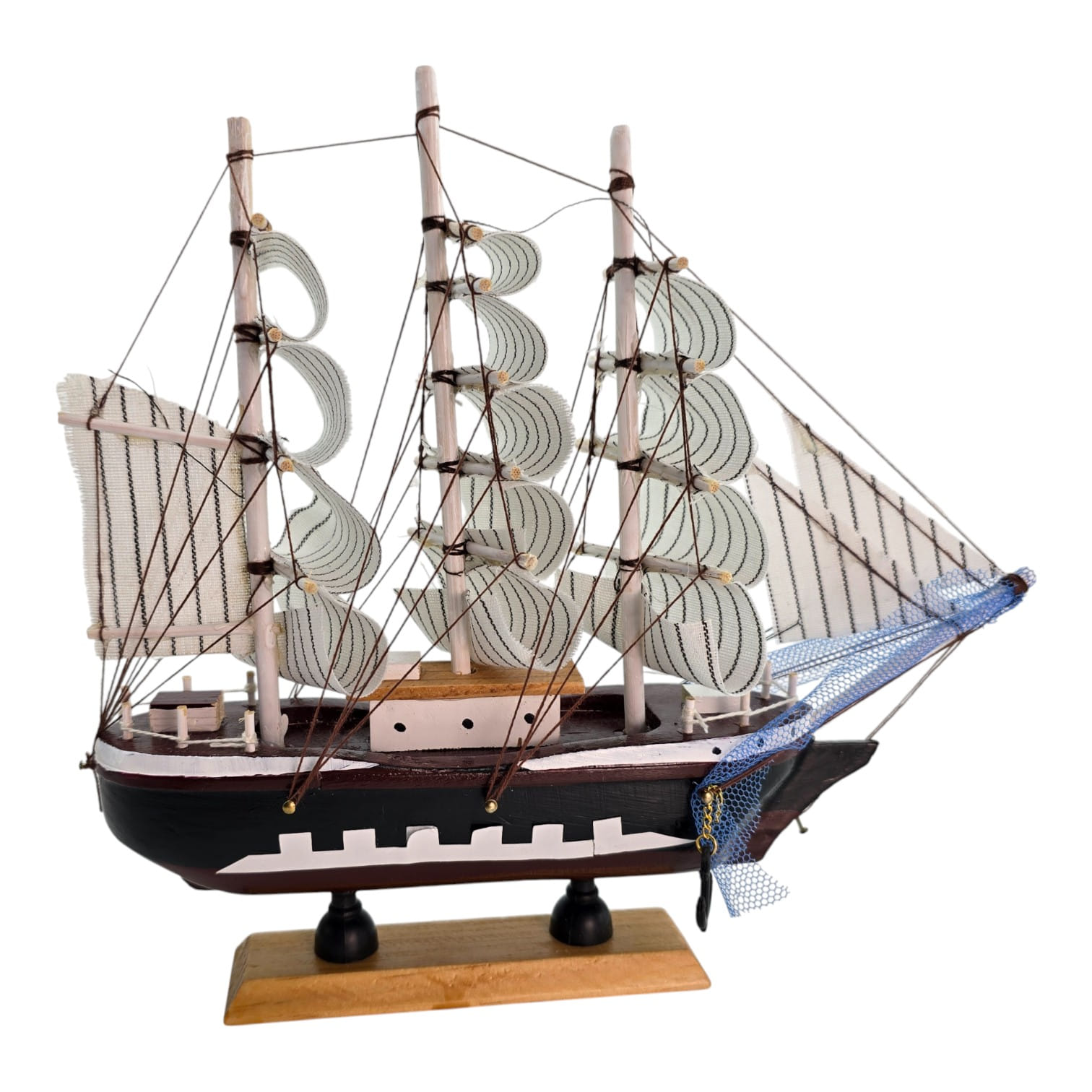 Модель парусника (21,5х24х4,5 см) Модель парусника (21,5х24х4,5 см)