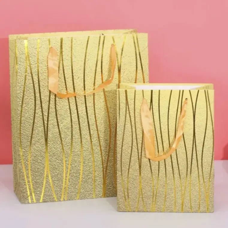 Пакет гигант вертикальный "Линии на золотом" 30х42 см Пакет гигант вертикальный "Линии на золотом" 30х42 см