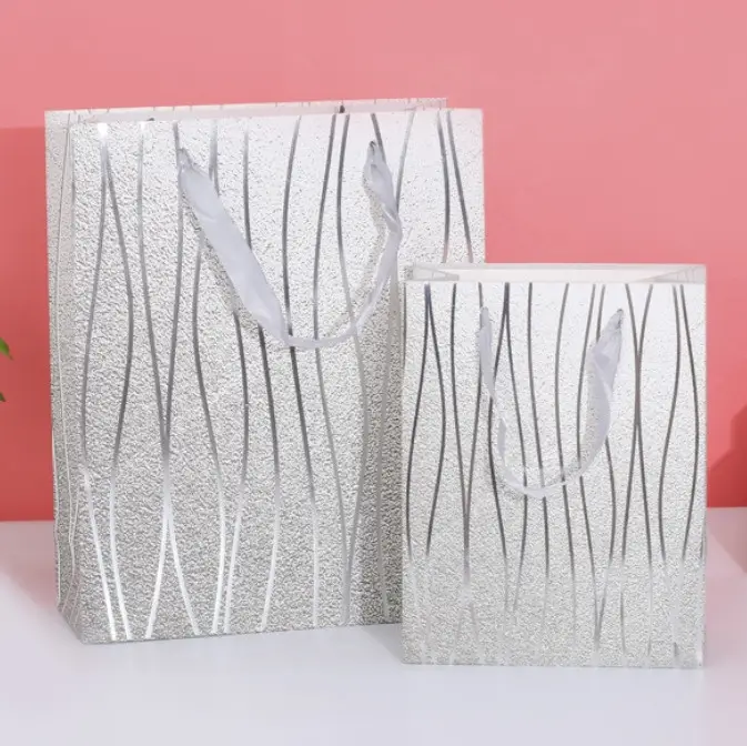 Пакет большой вертикальный "Линии на сером" 26х32 см Пакет большой вертикальный "Линии на сером" 26х32 см