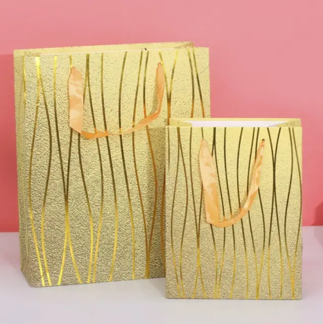 Пакет большой вертикальный "Линии на золотом" 26х32 см Пакет большой вертикальный "Линии на золотом" 26х32 см