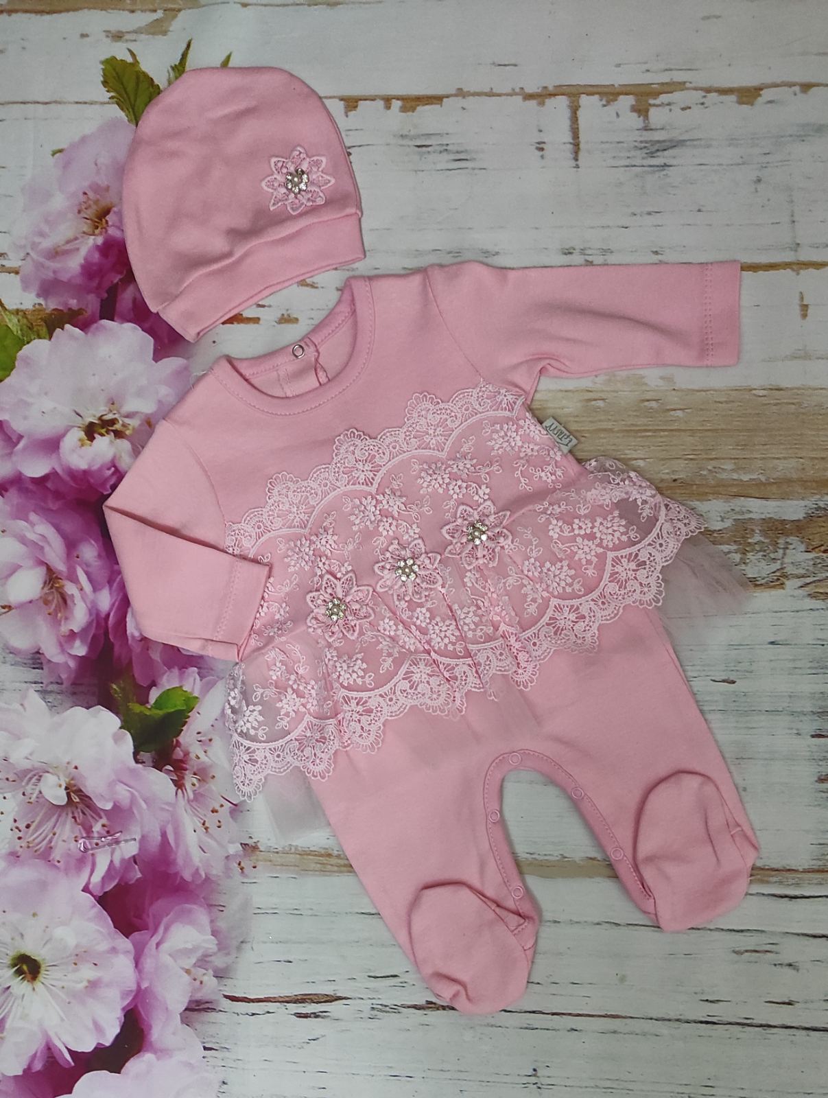 Комбинезон (юбка из красивейшего кружева+ цветочки с камушками Производитель Турция Разм 0-9 мес Комбинезон (юбка из красивейшего кружева+ цветочки с камушками Производитель Турция Разм 0-9 мес