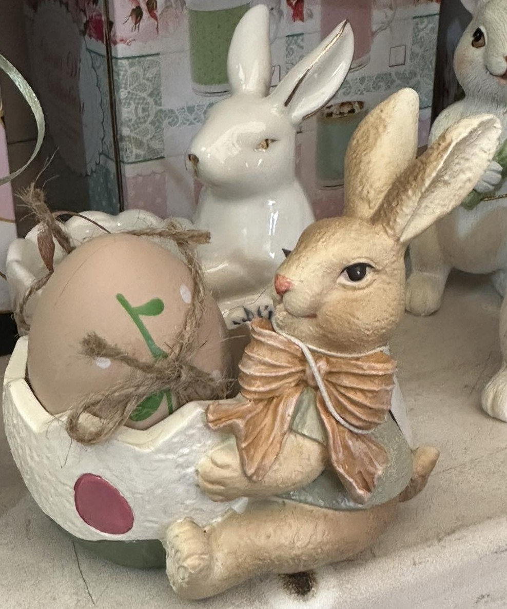 Декоративная статуэтка с подставкой для яйца Пасхальный кролик(9*9*9,5см) Декоративная статуэтка с подставкой для яйца Пасхальный кролик(9*9*9,5см)