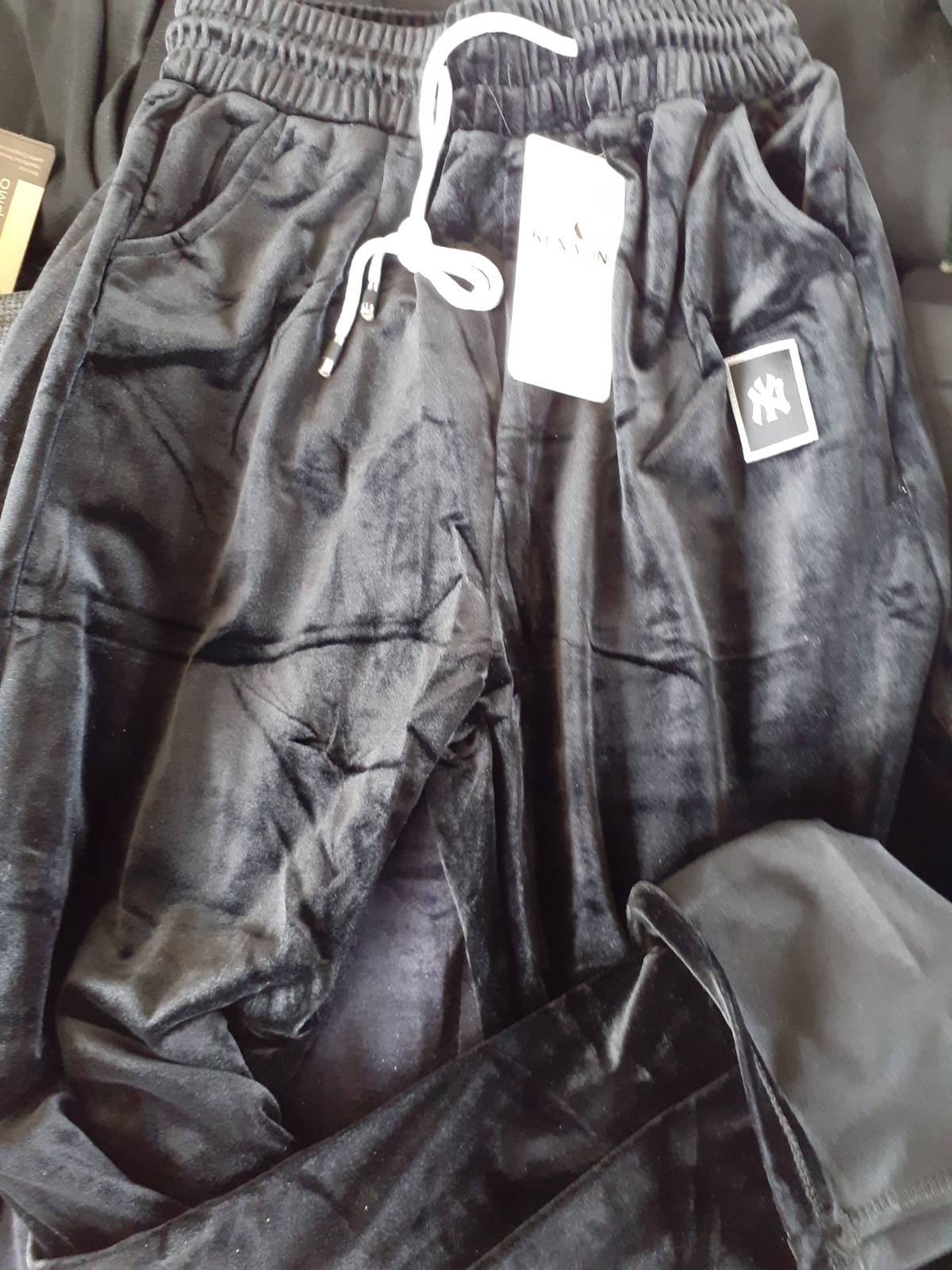 Брюки женские велюровые с карманами, с пчелой 2XL - 5XL Kenalin Брюки женские велюровые с карманами, с пчелой 2XL - 5XL Kenalin