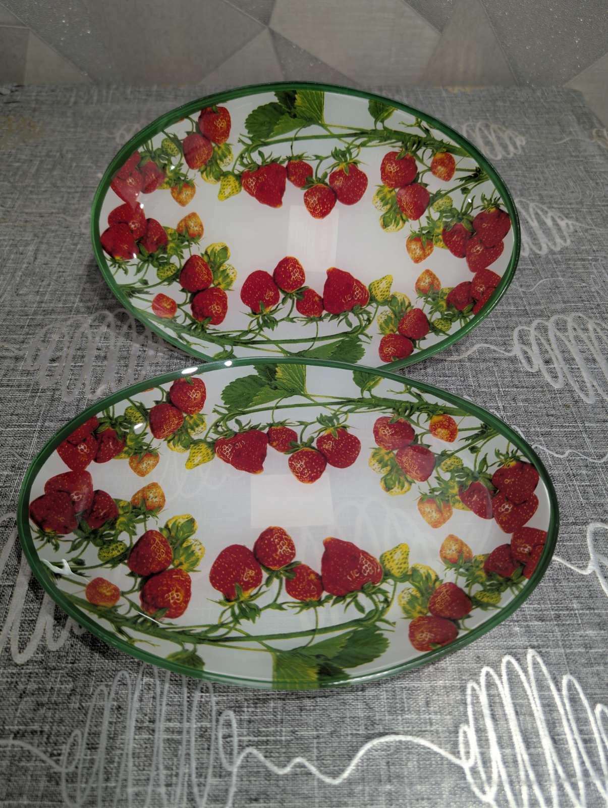 Стеклянное овальное блюдо (25,5см)Земляника Стеклянное овальное блюдо (25,5см)Земляника