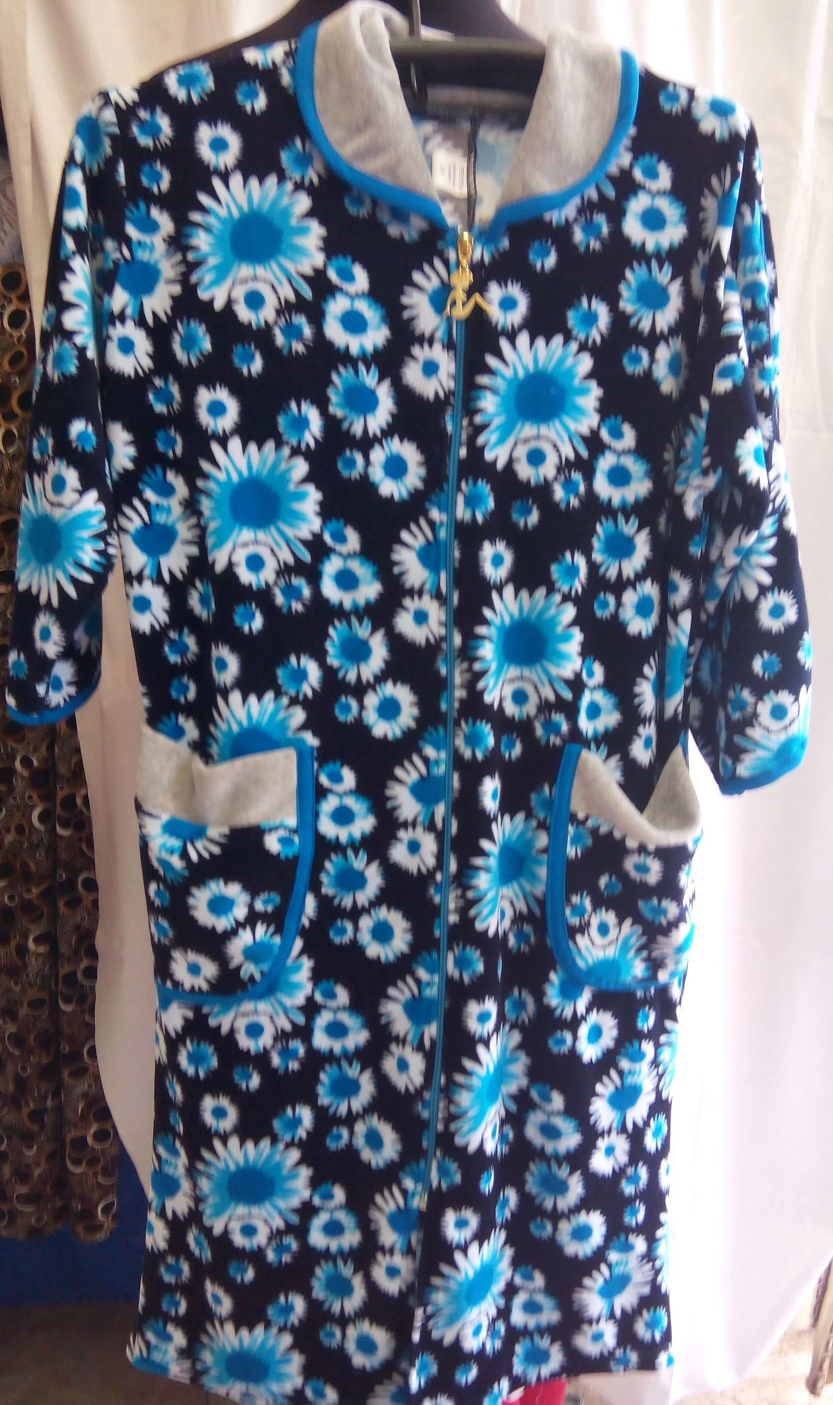 Цветной велюровый женский халат на молнии 48р Цветной велюровый женский халат на молнии 48р