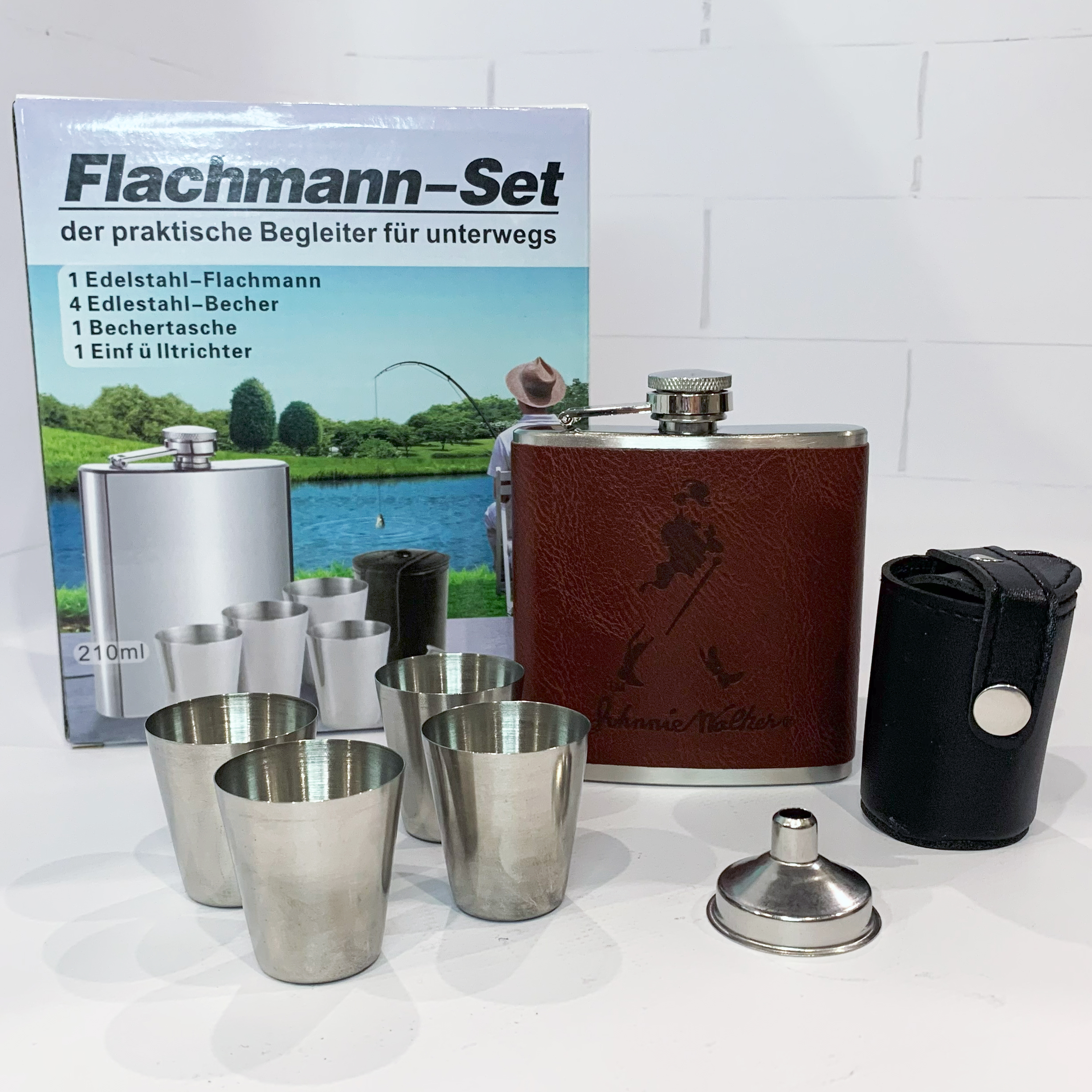 Подарочный набор Johnnie Walker с флягой и рюмками (210 мл) QK-3-2 Подарочный набор Johnnie Walker с флягой и рюмками (210 мл) QK-3-2