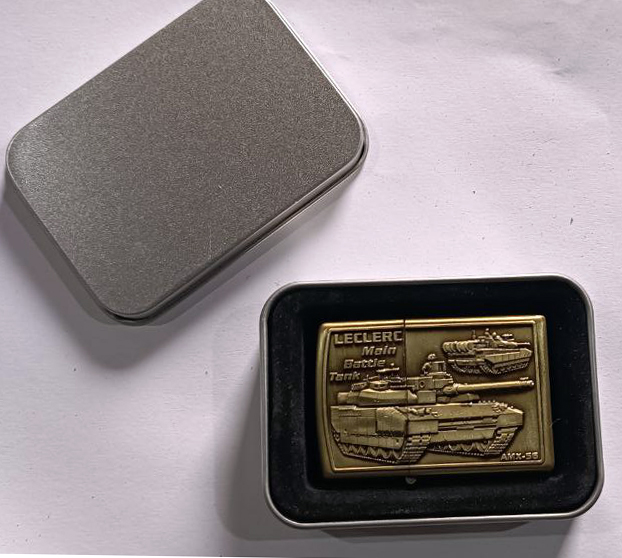Зажигалка бензиновая в подарочной коробке Танк AMX-56 Leclerc HL-334-4 Зажигалка бензиновая в подарочной коробке Танк AMX-56 Leclerc HL-334-4