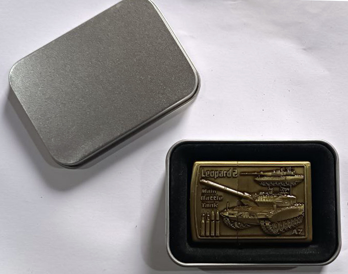 Зажигалка бензиновая в подарочной коробке Танк Leopard 2 HL-334-2 Зажигалка бензиновая в подарочной коробке Танк Leopard 2 HL-334-2