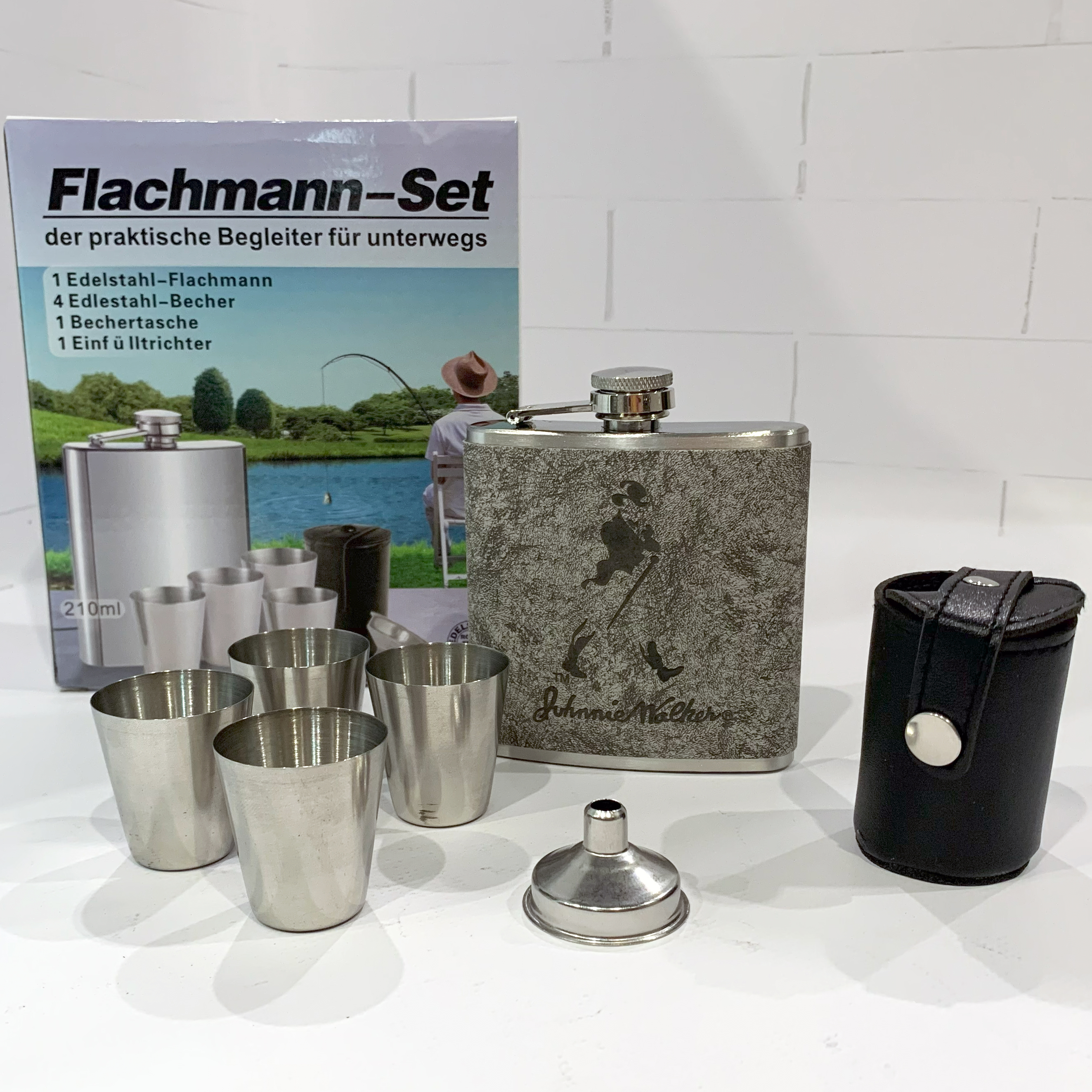 Подарочный набор Johnnie Walker с флягой и рюмками (210 мл) QK-3-3 Подарочный набор Johnnie Walker с флягой и рюмками (210 мл) QK-3-3