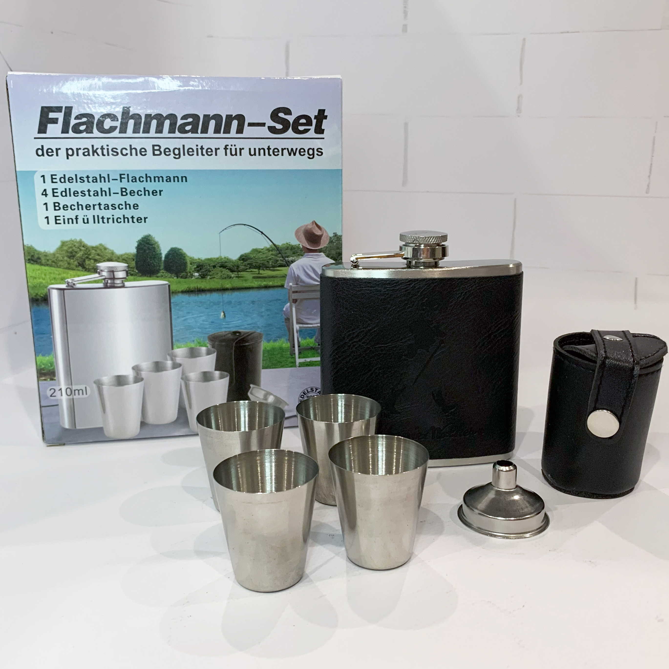 Подарочный набор Johnnie Walker с флягой и рюмками (210 мл) QK-3-4 Подарочный набор Johnnie Walker с флягой и рюмками (210 мл) QK-3-4