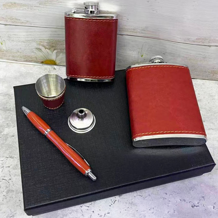 Подарочный набор с флягами и аксессуарами (эко-кожа) TZ-60 Brown Подарочный набор с флягами и аксессуарами (эко-кожа) TZ-60 Brown
