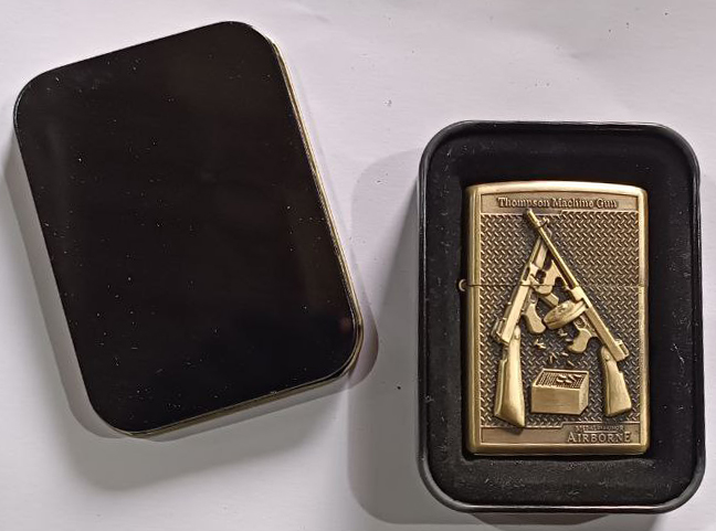 Зажигалка бензиновая в подарочной коробке Пистолет-пулемёт Томпсона HL-336-2 Зажигалка бензиновая в подарочной коробке Пистолет-пулемёт Томпсона HL-336-2