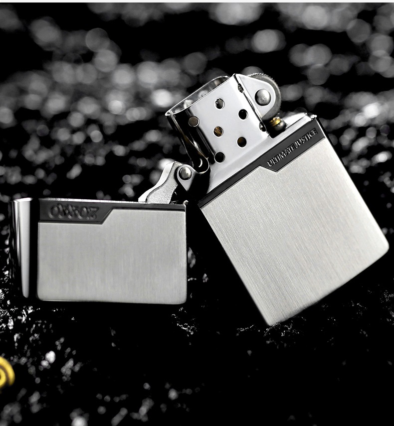 Бензиновая зажигалка 'ZORRO ULTIMATE JUSTICE' серебристо-черная HL-296 Бензиновая зажигалка 'ZORRO ULTIMATE JUSTICE' серебристо-черная HL-296