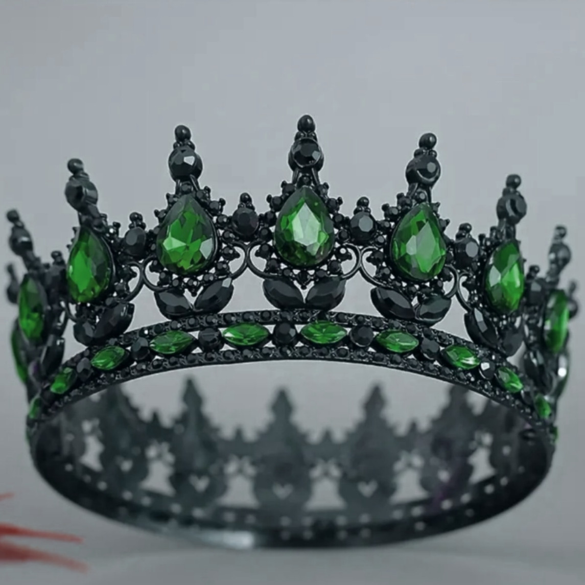 Декор для торта Корона D12 черная с зелеными камнями Декор для торта Корона D12 черная с зелеными камнями